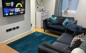 Sitwell Coastal Apartment With Free Parking
